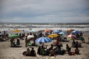 Último Domingo de Janeiro tem sol forte e faixa de areia lotada em Tramandaí