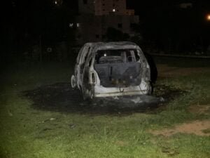 Corpo carbonizado é encontrado dentro de porta-malas de carro queimado no Norte do RS
