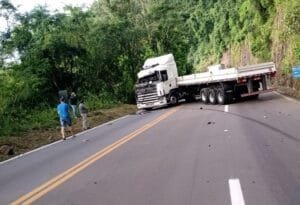 Acidente de trânsito deixa a ERS-122 bloqueada entre Flores da Cunha e Antônio Prado