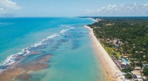 Arraial d’Ajuda é o destino mais acolhedor do mundo em 2024, segundo Booking.com