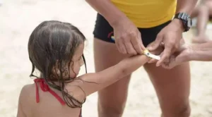 Pulseiras de identificação começam a ser distribuídas à gurizada durante o verão nas praias gaúchas