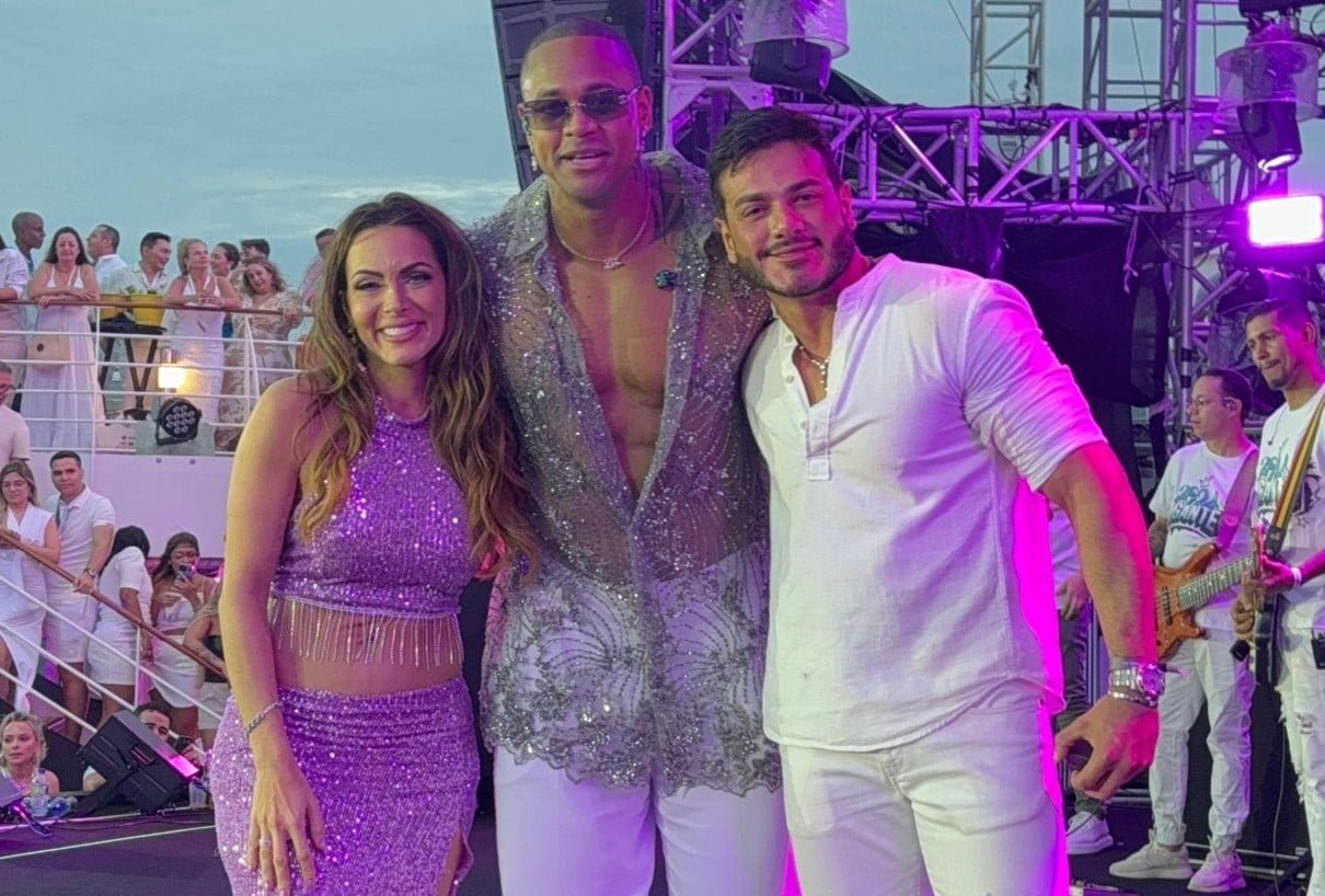 Carla Prata é pedida em casamento no show do Leo Santana