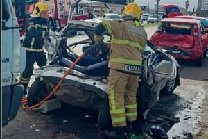 Carro é prensado por caminhão e outro automóvel na ERS-030