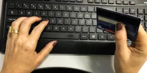 Teto do rotativo no cartão de crédito reduz endividamento, mas juros continuam altos