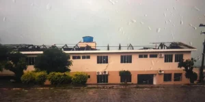 Hospital em São Vicente do Sul tem telhado arrancado por forte vendaval