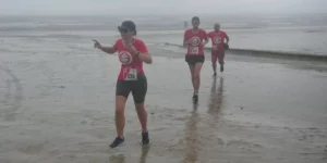 Mesmo com chuva, 2ª Rústica Colorada reúne centenas de participantes em Tramandaí