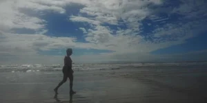 Após chuva, manhã nublada de Sábado leva veranistas para a beira da praia