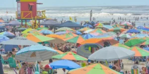 Mar de guarda-sóis chama a atenção em sábado ensolarado em Torres