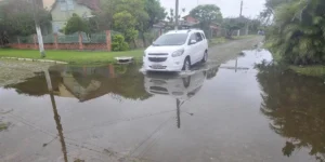 Chuva alaga ruas e complica trânsito em cidades do Litoral Norte