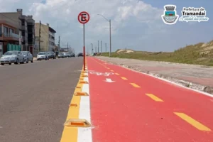 É proibido estacionar na lateral da ciclofaixa: Prefeitura inicia a colocação de placas de regulamentação na beira-mar