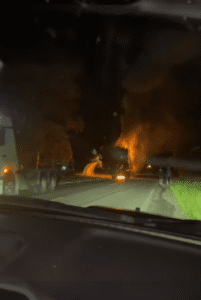 Carga de madeira de uma carreta pegou fogo na RSC 101, próximo ao distrito de Passinhos, em Osório.