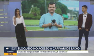 No Bom Dia SC, da NSC, o repórter Deivid Morona foi atacado, ao vivo, por um cachorro.  Assista ao vídeo: