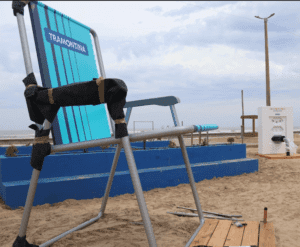 Cadeira, garrafa térmica e tomadas gigantes chamam a atenção na Beira-mar de Tramandaí 🤩