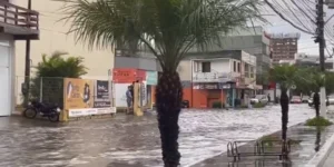 Torres, no Litoral do RS, fica alagada após forte chuva
