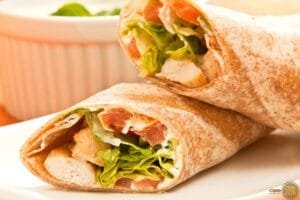 Wrap de frango com molho de iogurte