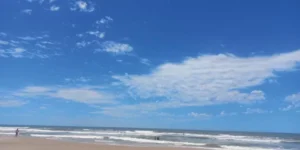 Sol, bandeira amarela e mar calmo no Litoral Norte