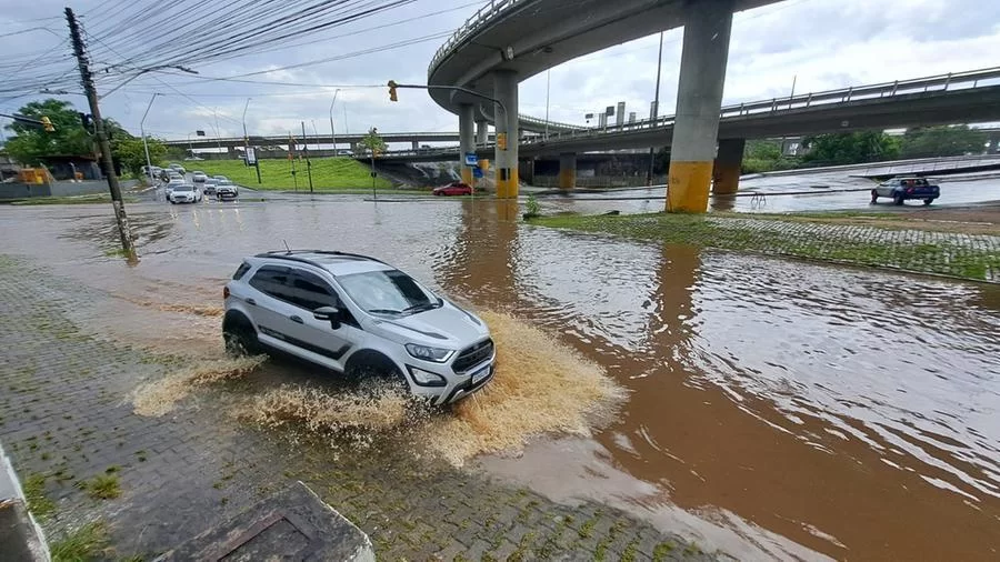chuva3 Porto Alegre registra metade da média histórica de chuva do mês em uma hora