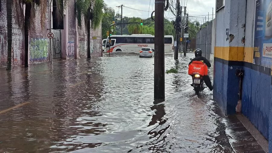 chuva4 Porto Alegre registra metade da média histórica de chuva do mês em uma hora