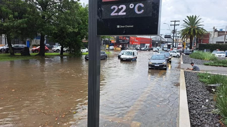 chuva7 Porto Alegre registra metade da média histórica de chuva do mês em uma hora