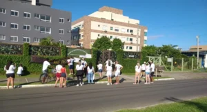 Manifestação resulta na prisão de responsável por clínica de dependentes químicos em Tramandaí