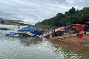Helicóptero é retirado de lago em Capitólio (MG)