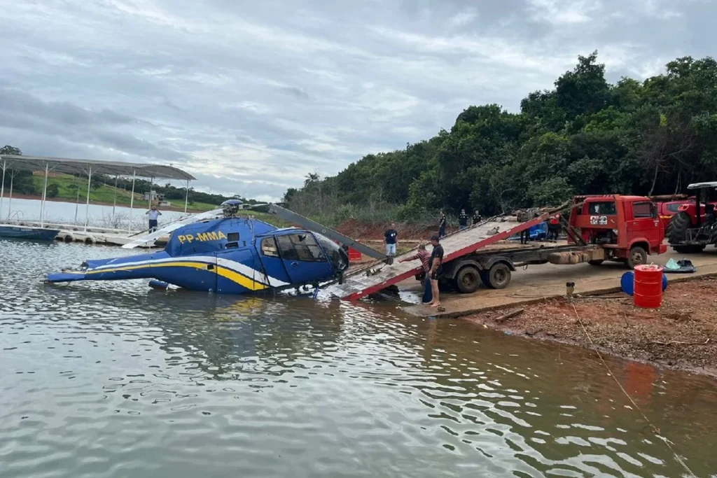 helicoptero-capitolio-c-1024x683 Helicóptero é retirado de lago em Capitólio (MG)