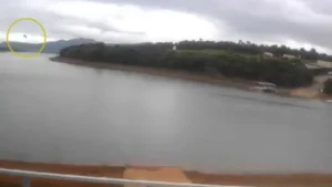 Vídeo: Helicóptero com quatro pessoas cai em Minas Gerais