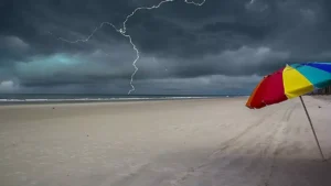 Não ficar embaixo do guarda-sol e evitar bicicleta na areia: veja dicas para se proteger de raios na praia