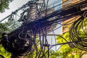 Força-tarefa da prefeitura retira 2 toneladas de fios em vias de Porto Alegre