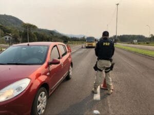 PRF prende motorista embriagado que se envolveu em acidente em Osório