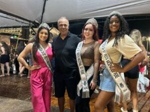 Prefeito Luiz Carlos Gauto e as soberanas da 33ª Festa Nacional do Peixe prestigiam a segunda noite do Tramandaí Folia
