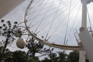 Roda-gigante de 52 metros recebe cabines em parque da Serra que fechará para transformação