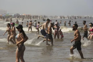 Sábado de sol com temperatura de 30º tem praia lotada em Capão da Canoa