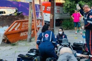 Técnico a serviço da CEEE Equatorial é internado após sofrer descarga elétrica e cair de poste em Porto Alegre