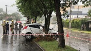 Mulher morre após carro colidir em árvore na Avenida Nilo Peçanha