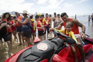 Crianças em tratamento contra o câncer tomam banho de mar e conhecem D’Alessandro
