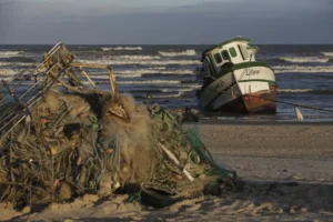 Sem data para ser removido, barco naufragado vira “Atração Turística” em Imbé