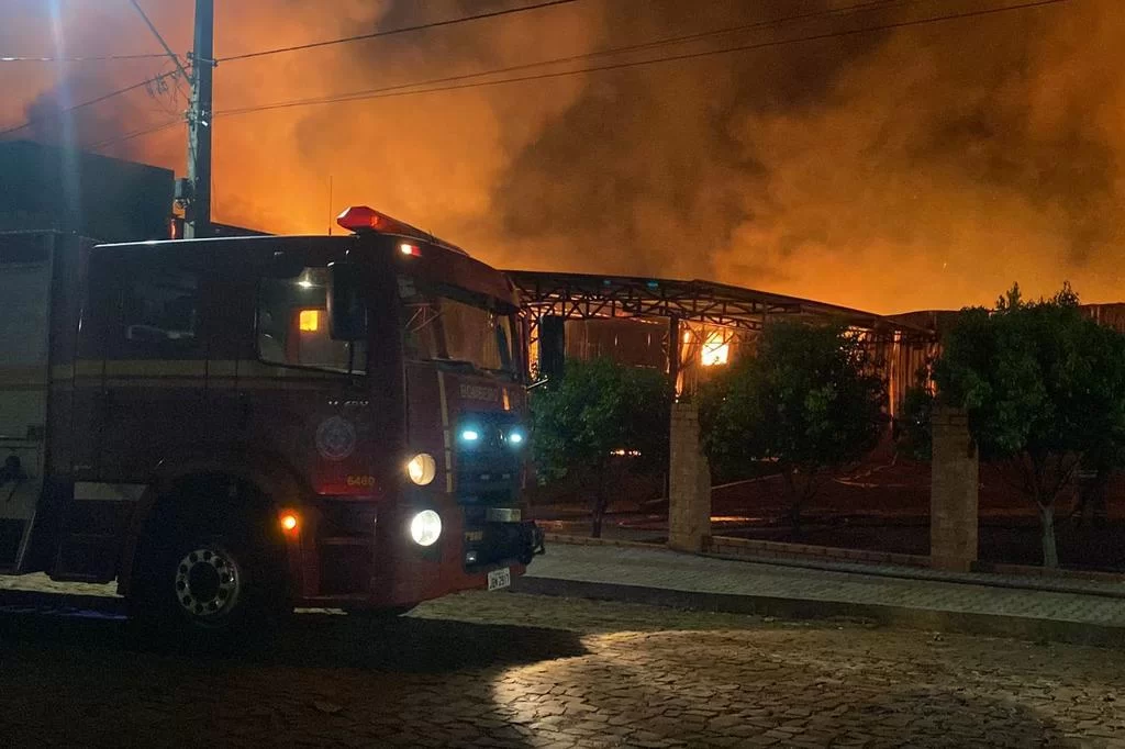 4921609_9aca912f56e89c3 Incêndio destrói fábrica de cozinhas em Getúlio Vargas