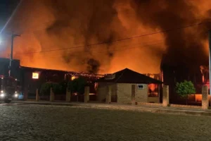 Incêndio destrói fábrica de cozinhas em Getúlio Vargas