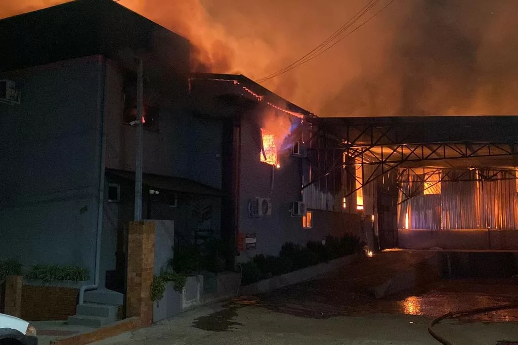 4921619_6591c78fa2ae2af Incêndio destrói fábrica de cozinhas em Getúlio Vargas