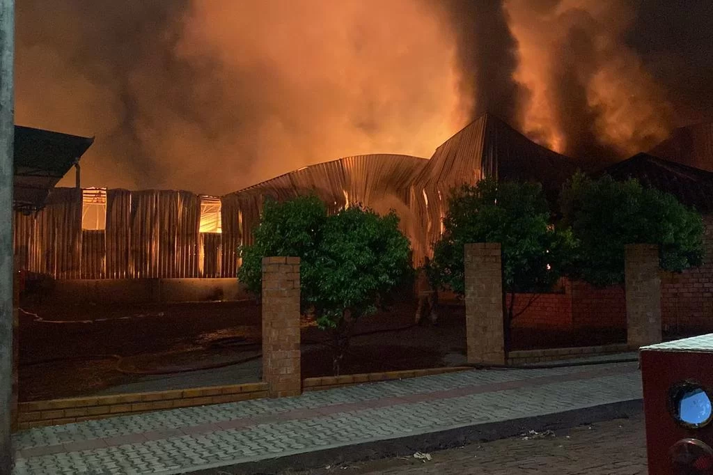 4921621_c282b9c81cf40d8 Incêndio destrói fábrica de cozinhas em Getúlio Vargas