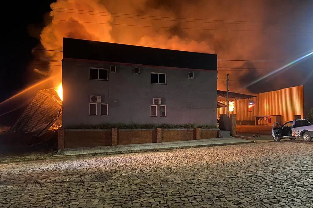 4921623_81aabecd10617e0 Incêndio destrói fábrica de cozinhas em Getúlio Vargas