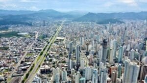 SC tem 4 das 10 cidades do Brasil onde mais pessoas moram em apartamentos do que em casas