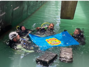 Mergulhadores encontram 124 kg de cocaína escondidos em casco de navio em SC
