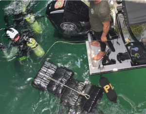 Captura-de-tela-2024-02-24-074819-300x235-1 Mergulhadores encontram 124 kg de cocaína escondidos em casco de navio em SC