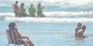 Mar de tonalidade esverdeada encanta veranistas