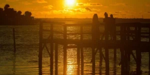 Pôr do sol encanta no Litoral Norte e gera comparações com o do Guaíba