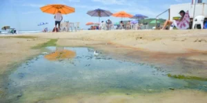 Moradores relatam esgoto correndo pelas areias da Praia da Cal, em Torres