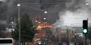 Bombeiros lutam para controlar incêndio em maior parque de diversões da Suécia