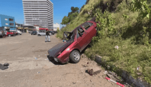 Carro despenca de barranco no Uruguai e cai no Brasil; motorista não se feriu